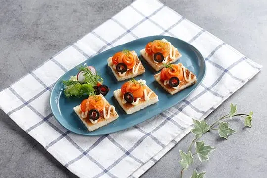 Canape cá hồi xông khói