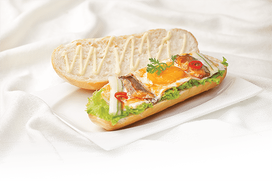 Bánh mì ốp la cá mòi