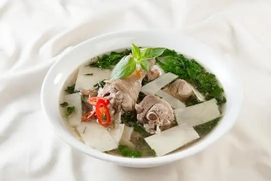 Canh gà lá é