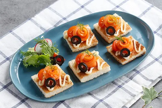 Canape cá hồi xông khói