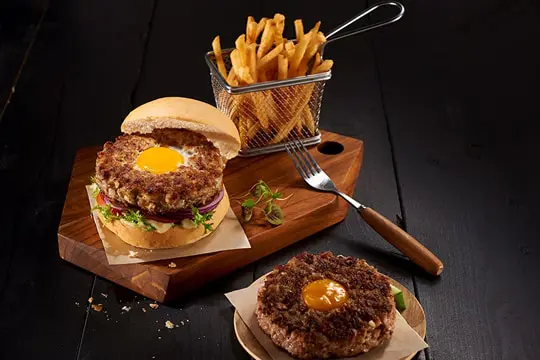 Burger trứng gà áp chảo