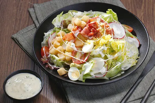 Salad thịt hun khói trứng cút