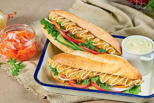 Bánh mì kẹp cá chiên xù