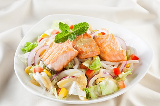 2 cách làm salad cá hồi xông khói mới lạ đơn giản tốt cho sức khỏe