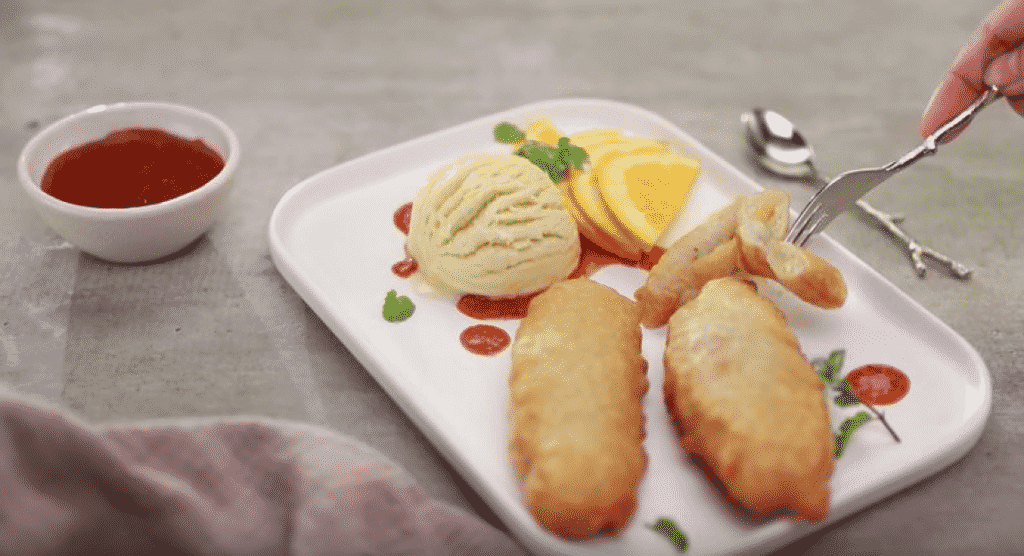 Cách làm bánh chuối chiên xốt dâu tây ngon khỏi chê!