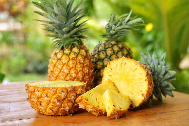 Sliced,And,Half,Of,Pineapple(ananas,Comosus),On,Wooden,Table,With | Món  Ngon Mỗi Ngày