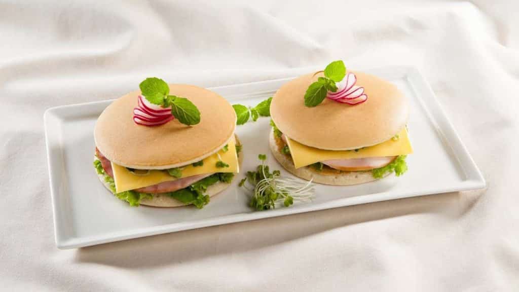 Cách làm món bánh rán hamburger ngon đúng điệu