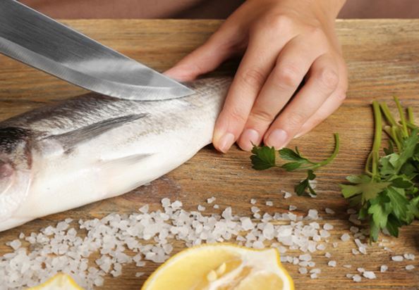 8 mẹo hay khử sạch mùi tanh và nhớt trên cá basa