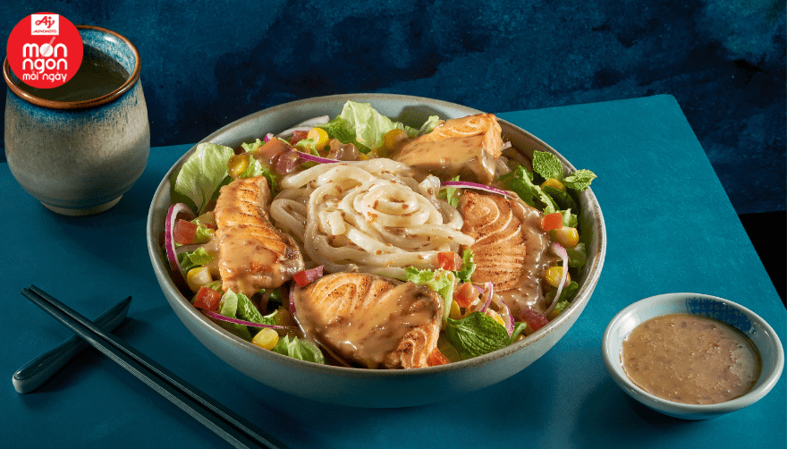 Salad mì udon cá hồi xốt mè rang