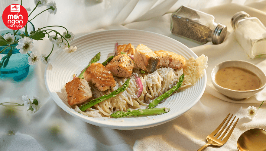 Mì ý cá hồi xốt mè rang