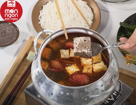 Nấu lẩu cua đồng chuẩn vị miền Tây ngay tại nhà