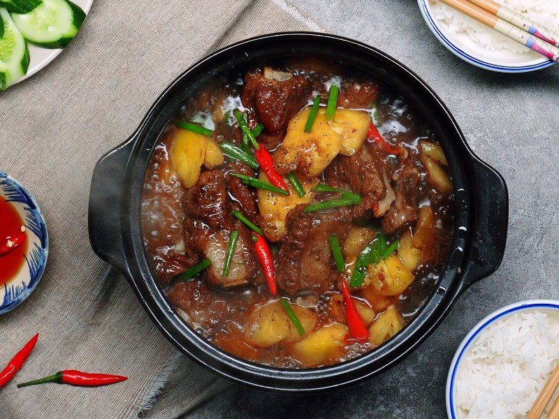 Sườn non kho thơm có vị chua nhẹ và ngọt thanh, thích hợp trong thời tiết nắng nóng