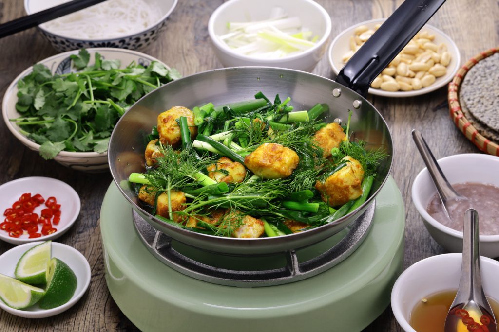 Chả cá Lã Vọng vàng ươm, dậy hương thơm đặc trưng của thì là, hành lá