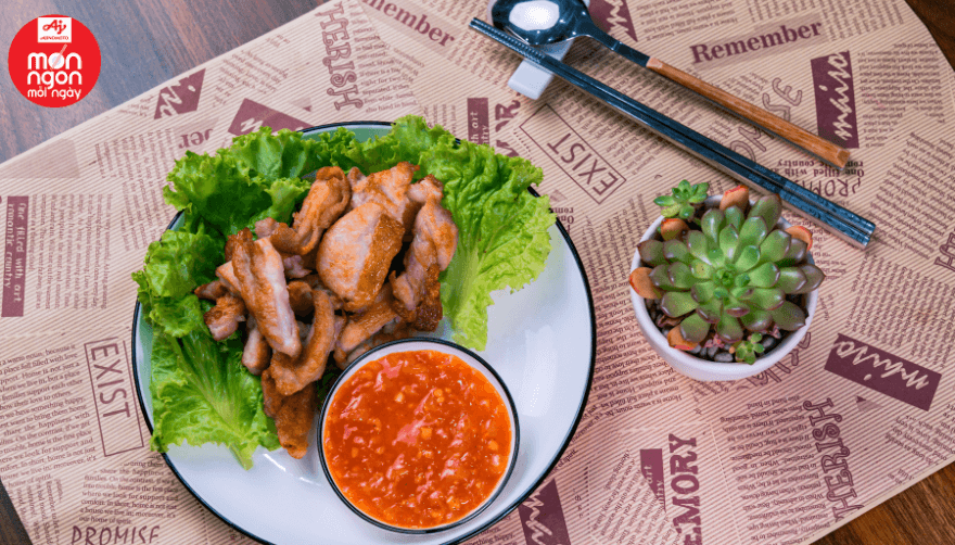 GÀ GIÒN ÁP CHẢO XỐT THÁI