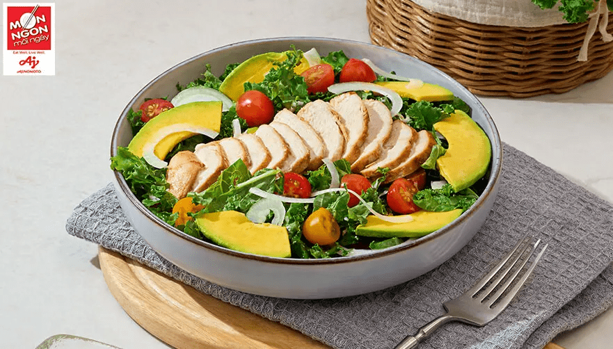 Salad bơ cải kale ức gà bổ dưỡng với các nguyên liệu lành mạnh