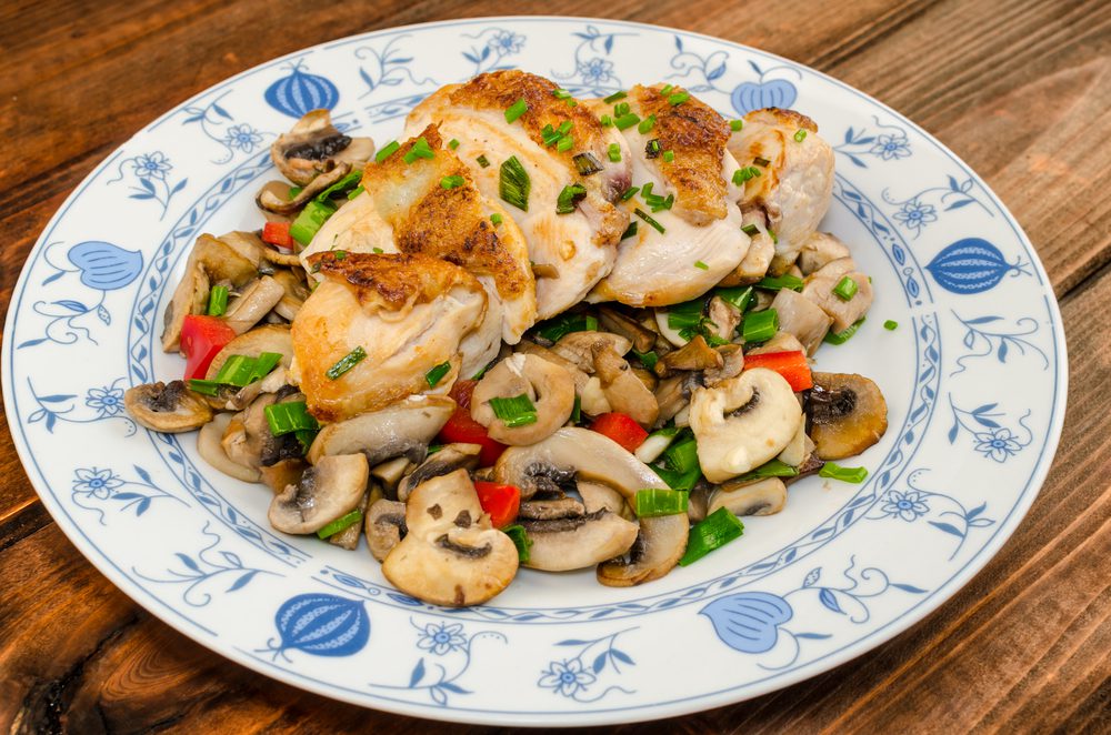 Ức gà xào nấm và rau cân bằng dinh dưỡng cho thực đơn siết cân nặng