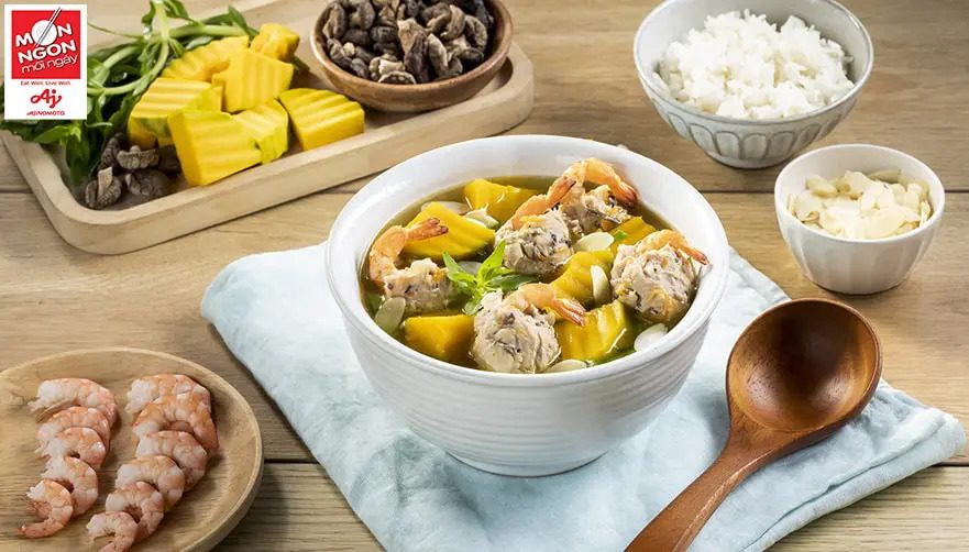 Bên cạnh xương, phụ huynh cũng có thể dùng thịt bằm làm nguyên liệu thay thế khi nấu canh bí đỏ cho con trẻ