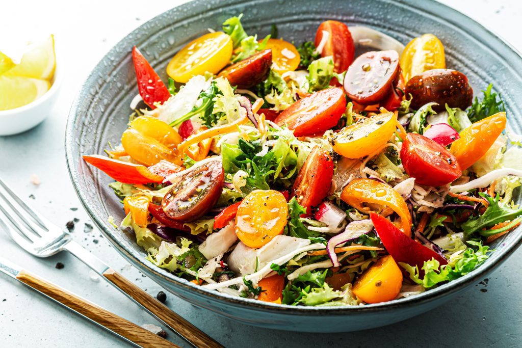 Salad ngũ sắc mang lại cảm giác thanh mát, nhẹ nhàng, lý tưởng để khai vị một bữa tiệc