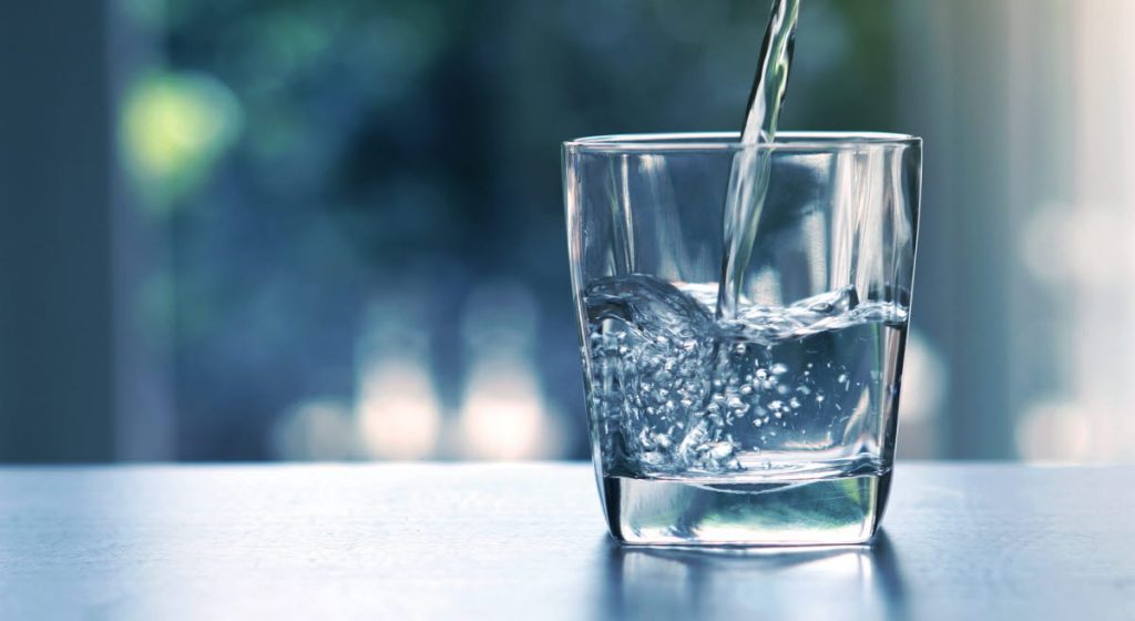 Cơ thể cần nạp đủ nước mỗi ngày để duy trì sức khoẻ tốt