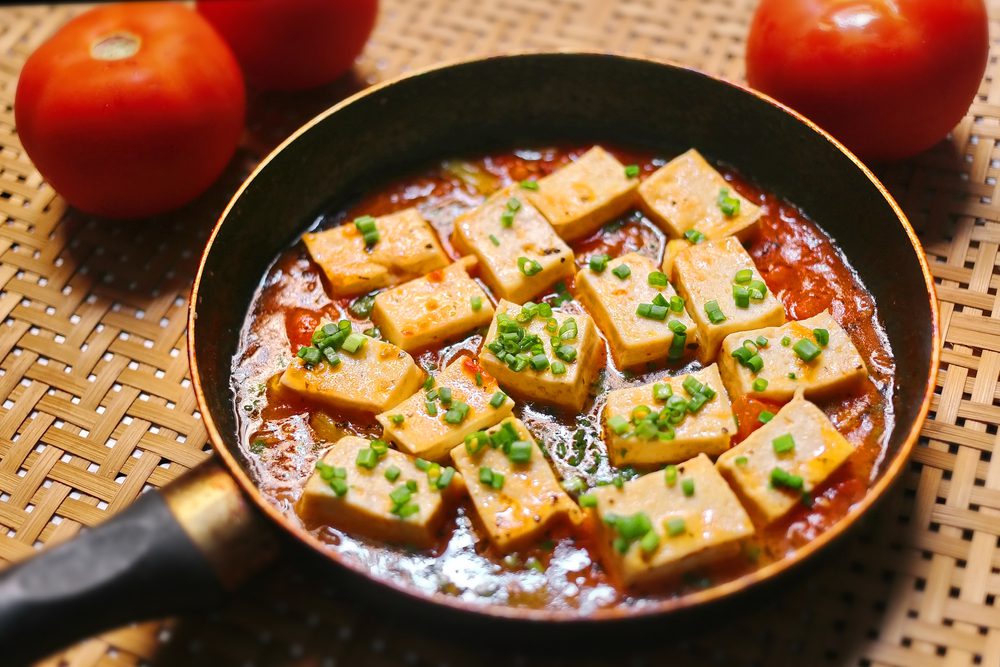 Vị chua thanh nhẹ của món đậu phụ sốt cà chua sẽ chiều lòng cả những ai có kén ăn nhất
