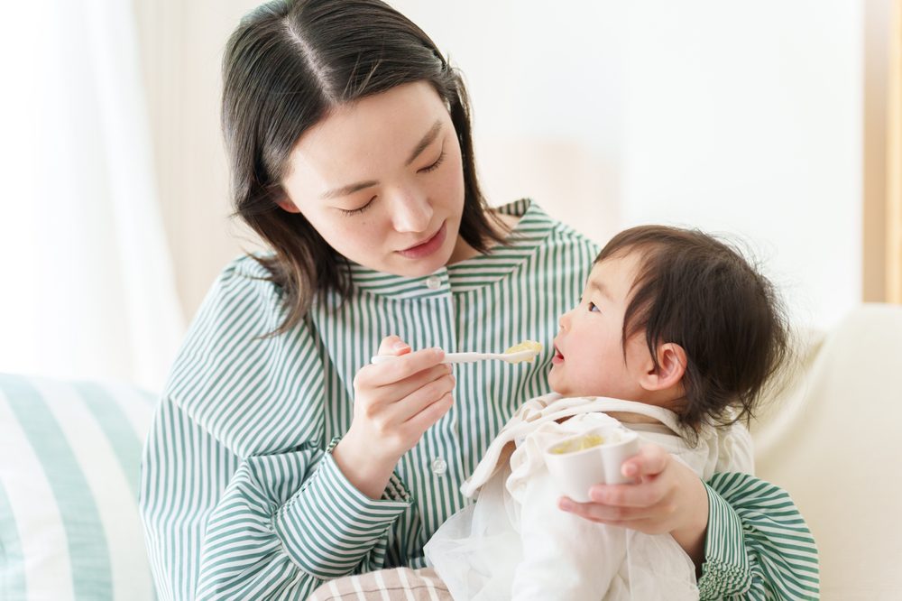 Ba mẹ hãy luôn theo dõi và tôn trọng những tín hiệu của bé để hành trình ăn dặm đầu đời trở nên nhẹ nhàng, hiệu quả