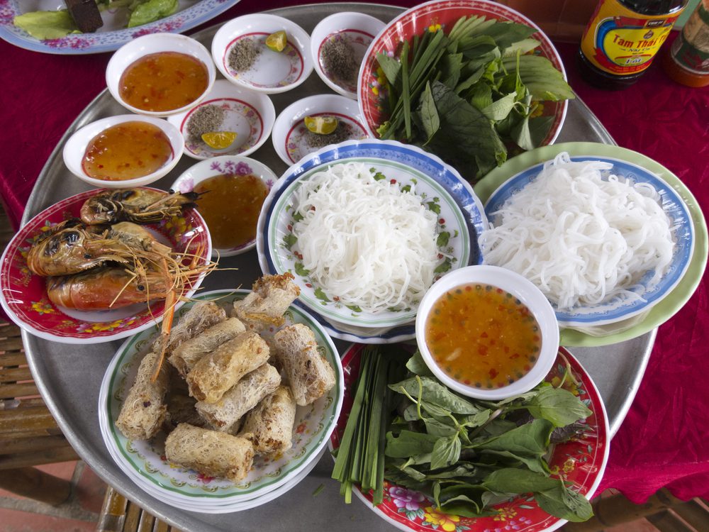 Mâm cỗ đám giỗ miền Nam thường đầy đủ các món ăn truyền thống