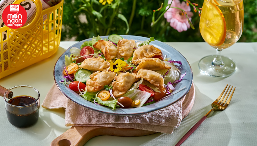 SALAD GYOZA
