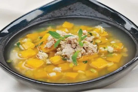 Canh bí đỏ đậu xanh có vị ngọt tự nhiên từ rau củ và thịt, đậu xanh bùi béo, dễ ăn