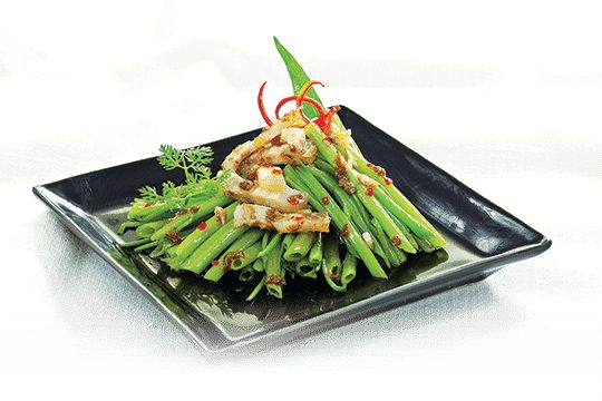 Rau muốn xào mắm ruốc có vị mặn nồng, thơm sả ớt và giòn của rau muống