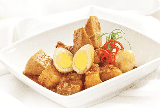 Chả lụa kho trứng cút là món dễ làm, đưa cơm, phù hợp với nhiều bữa ăn gia đình