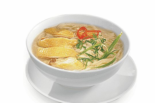 Không đậm béo như phở bò, phở gà thanh mát, ít béo, có thể ăn cùng trứng non béo để tăng vị ngon cho món ăn