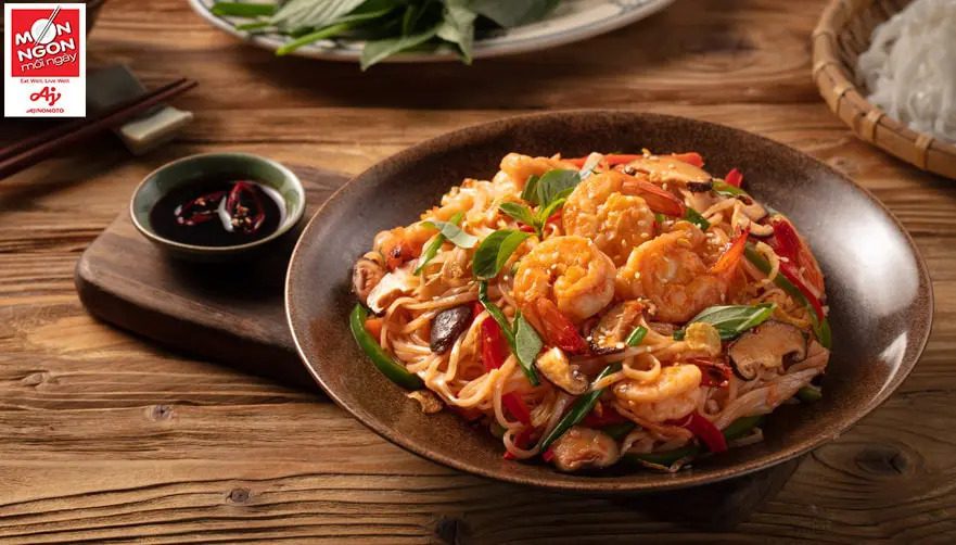 Một tip nhỏ để phở trộn ngon hơn là áp chảo bánh phở giúp phở săn và có mùi thơm