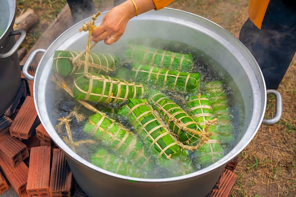 Bánh tét là linh hồn của mâm cỗ Tết miền Nam tượng trưng cho sự đủ đầy, trọn vẹn trong năm mới. 