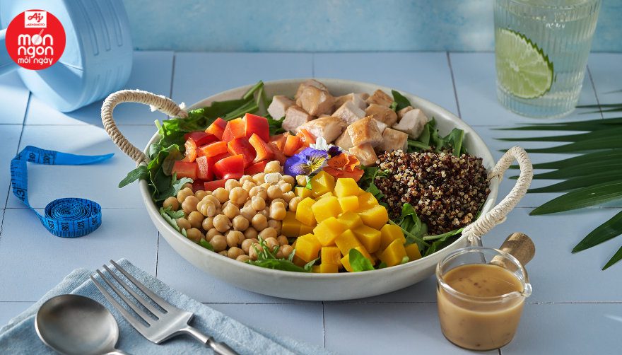 Ức gà trộn quinoa và rau củ