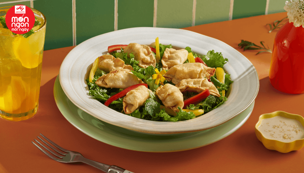 Gyoza vàng giòn, nhân mềm ngọt, ăn cùng salad và xốt sữa chua béo nhẹ cho bữa ăn cuối tuần.