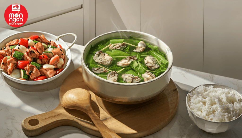 Canh hàu mềm ngọt, beo béo nhẹ, thơm gừng và cải bẹ xanh, thanh mát dễ ăn ngày hè