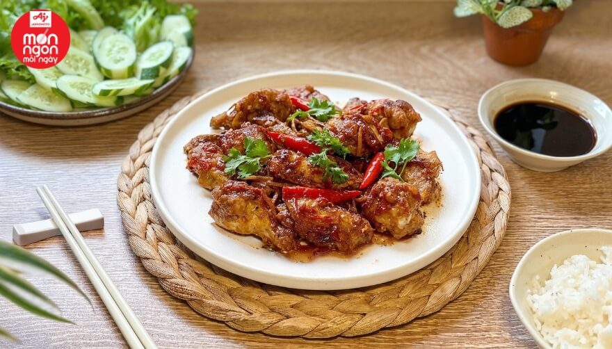 Gà rim nước tương đậm vị, chua ngọt hài hòa, ăn cùng bánh mì hoặc cơm đều ngon cho bữa cơm nhà mình