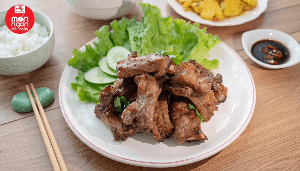 Sườn nướng mật ong vàng óng, ngọt đậm hài hòa, thơm lừng, hợp tiệc sum vầy gia đình.