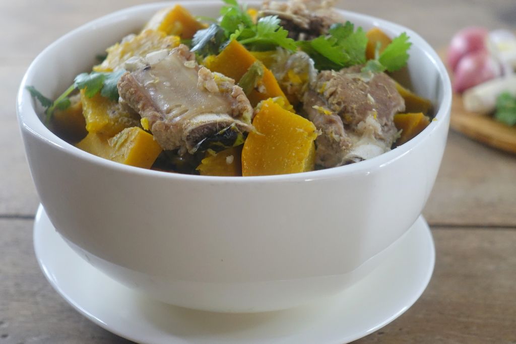 Canh bí đỏ nấu sườn thanh nhẹ, màu sắc tươi ngon, bổ dưỡng