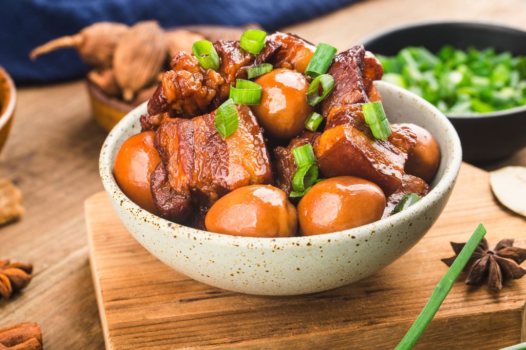 Món thịt kho trứng đậm đà, màu sắc hấp dẫn, ăn kèm cơm trắng