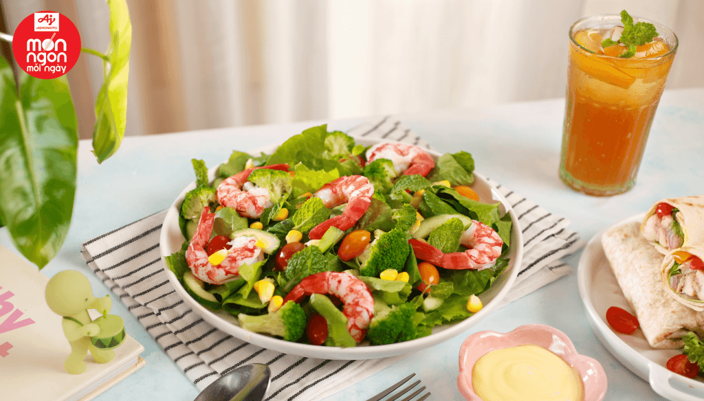 Salad bắp tôm tươi ngọt, giòn mát, chua béo hài hòa, hợp bữa nhẹ ngày hè.