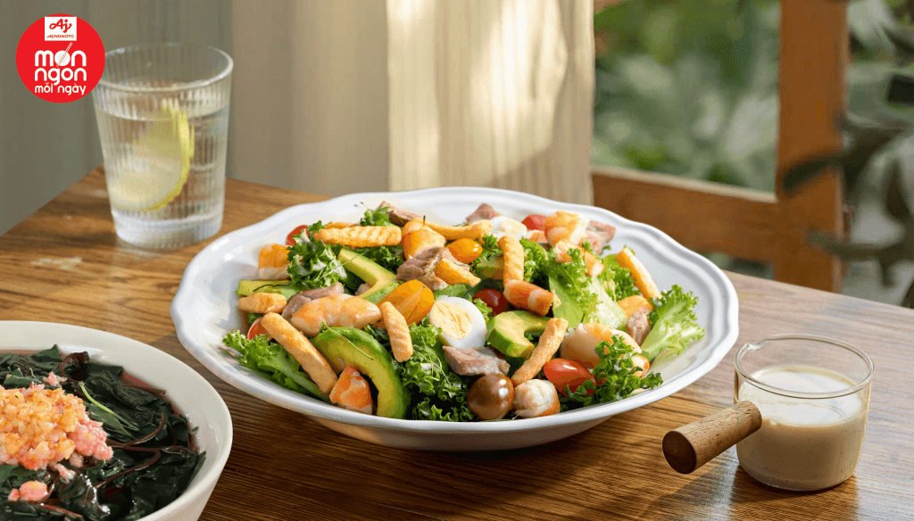Salad bơ tôm thịt áp chảo tươi giòn, thanh mát, béo bùi hấp dẫn, món ăn giải nhiệt mùa hè