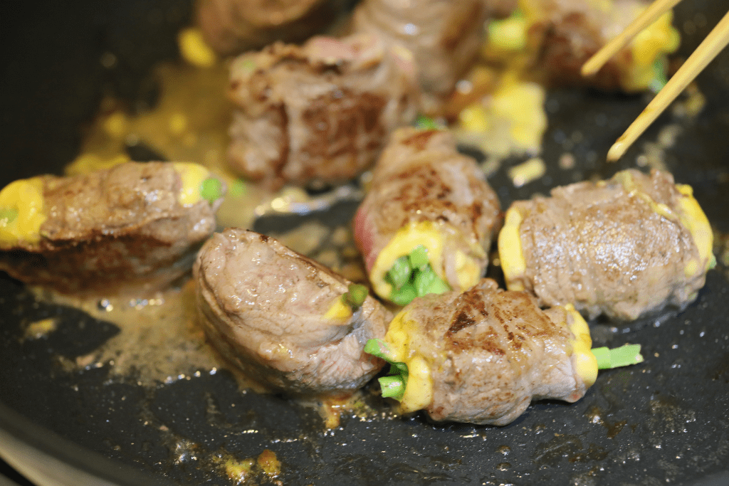 Bò cuộn phô mai áp chảo