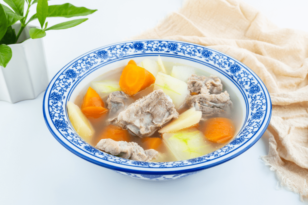  Canh xương heo hầm rau củ mềm ngọt