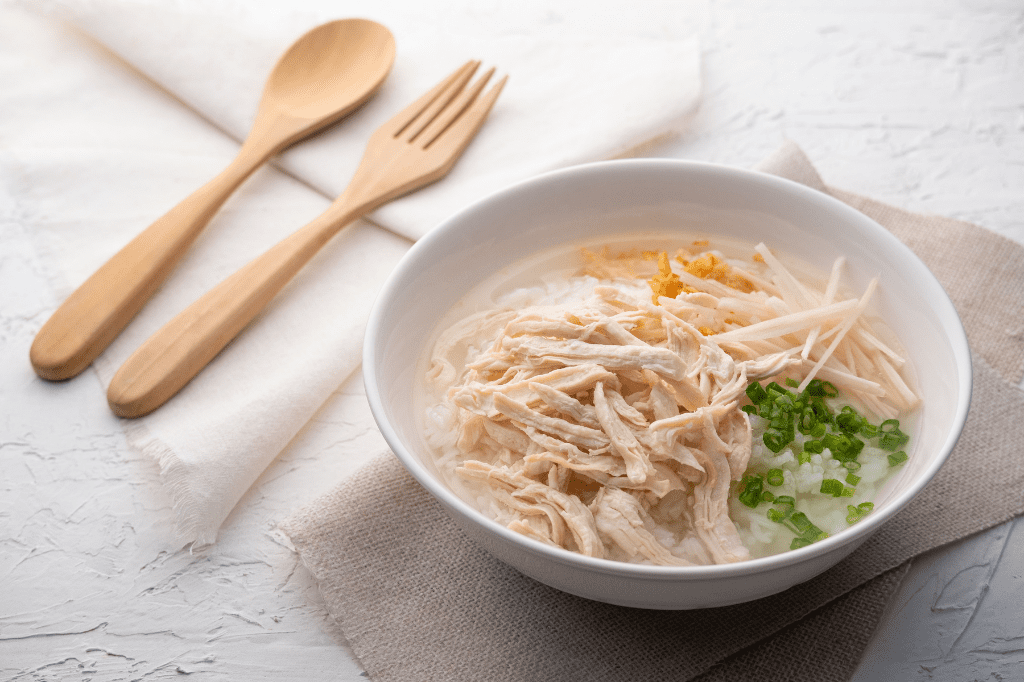 Cháo gà nóng hổi, thơm lừng, với thịt gà mềm, nước cháo thanh nhẹ