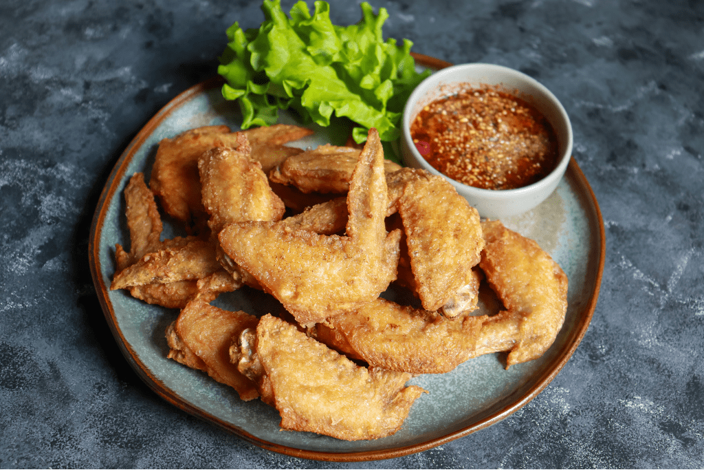 Gà chiên nước mắm giòn rụm đậm đà.