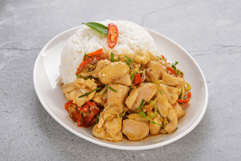 Món gà xào sả ớt cay nồng, thịt gà thấm gia vị, hương thơm đặc trưng  Tên hình: ga-xao-sa-ot
