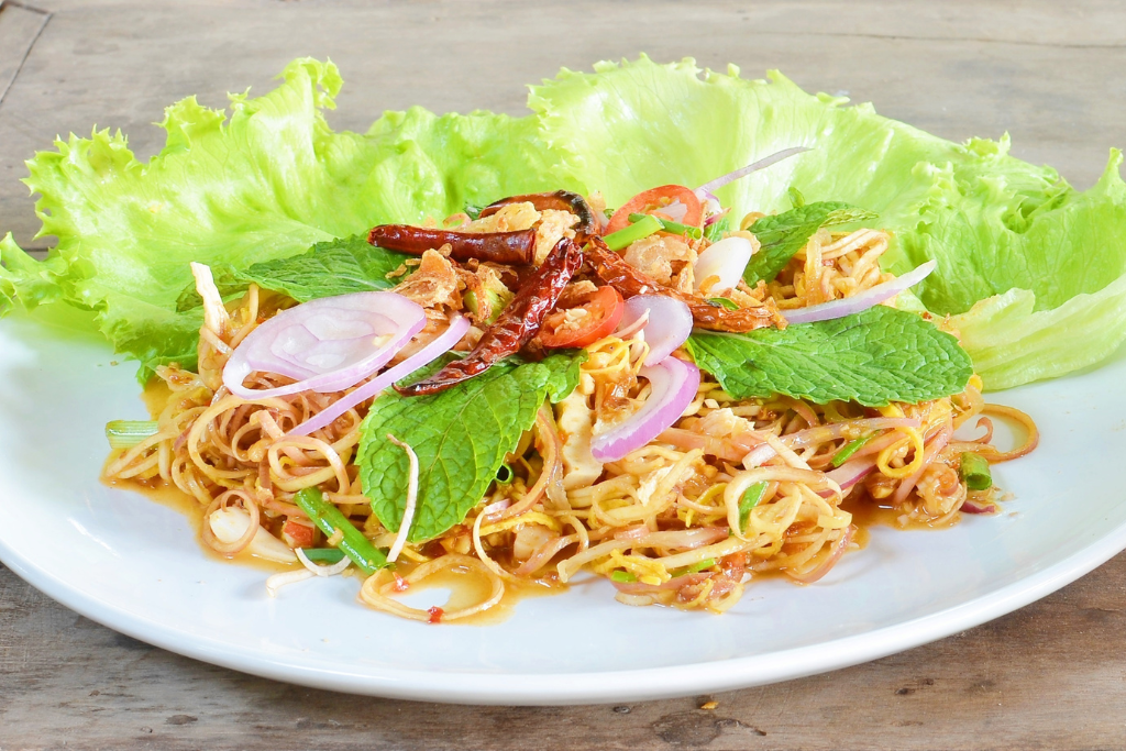 Gỏi sò lông trộn hoa chuối giòn tươi đậm vị hài hòa