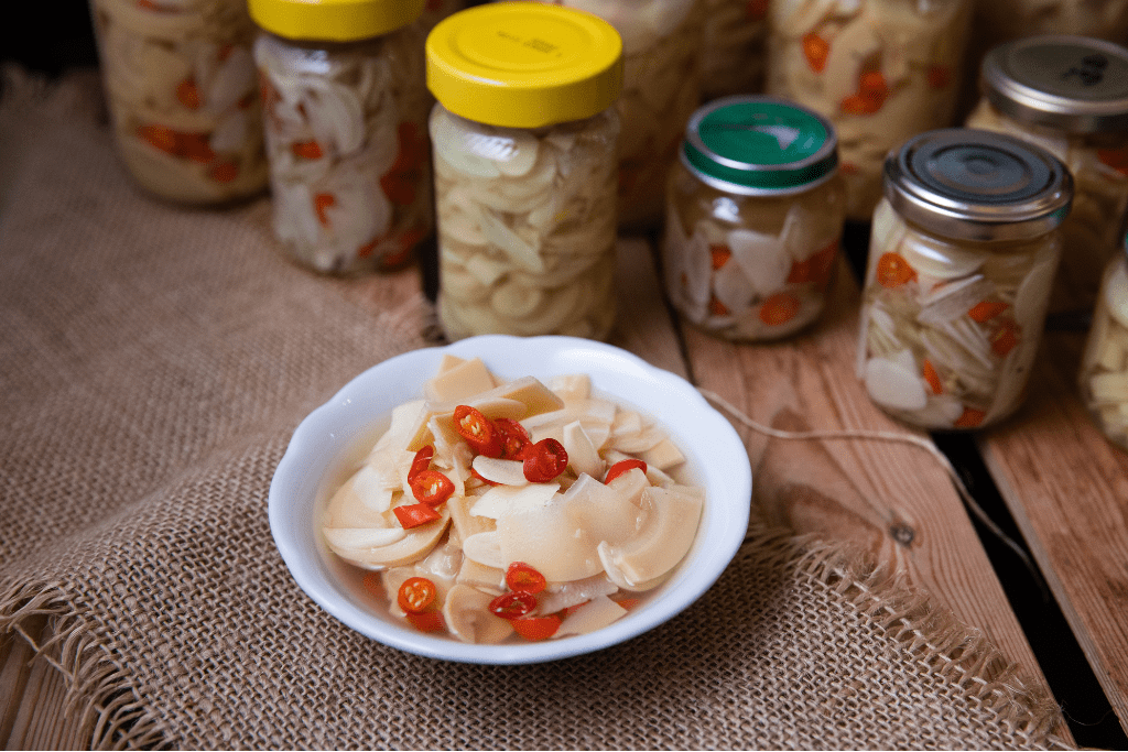 Nguyên liệu gồm măng tươi, muối, tỏi, ớt để muối chua