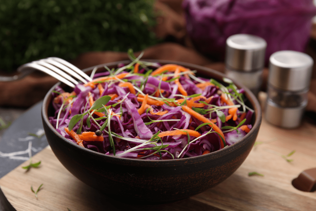 Salad bắp cải tím trộn sốt kiểu phương Tây